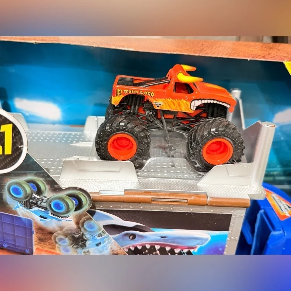 Monster Jam TRANSFORMING Hauler Truck Play Set + Exclusive El Toro Loco 🌟NEW🌟
